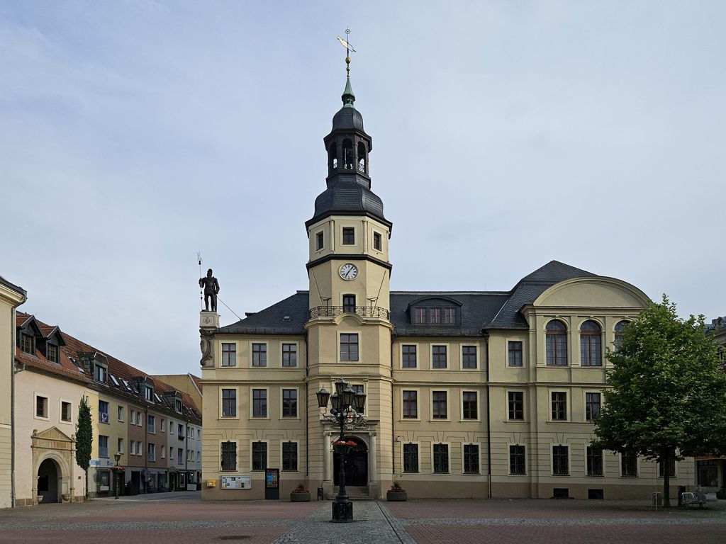 Marktplatz mit Rathaus und Roland