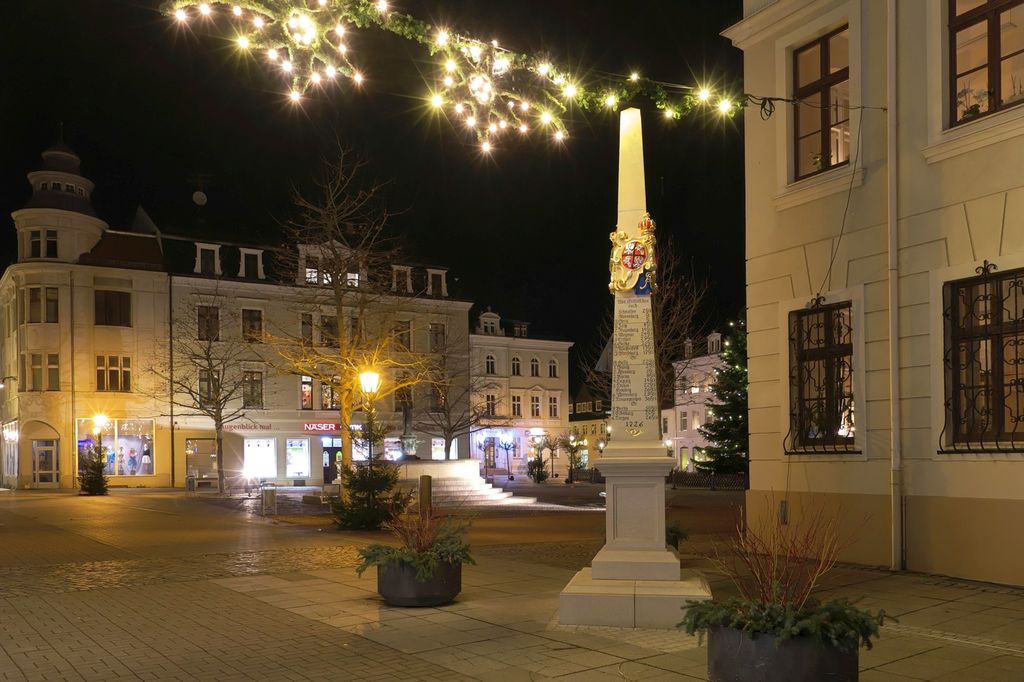 Unsere Postmeilensäule im Weihnachtslicht