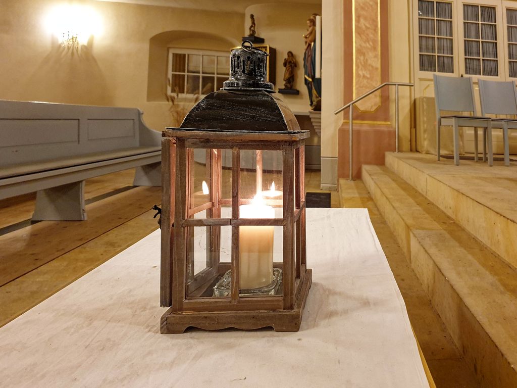 Kunsthandwerk und Kerzenschein